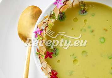 Chřestová polévka s pestem z mandlí