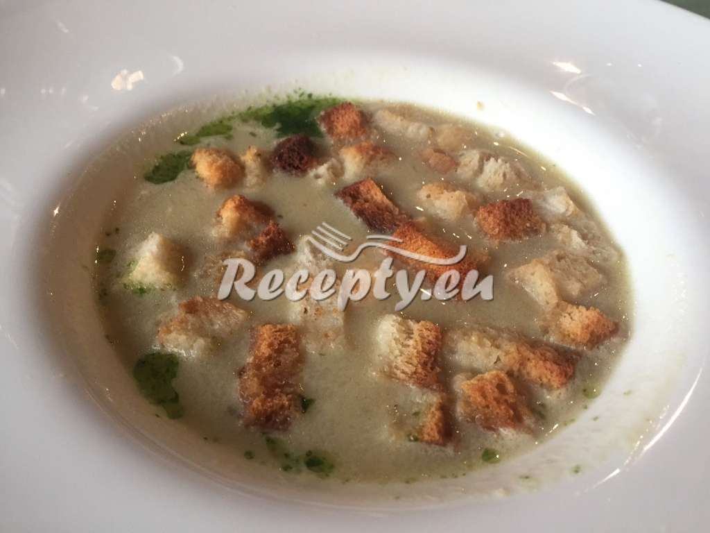 Chřestový krém s opečeným chlebem Recepty z bílého a zeleného chřestu