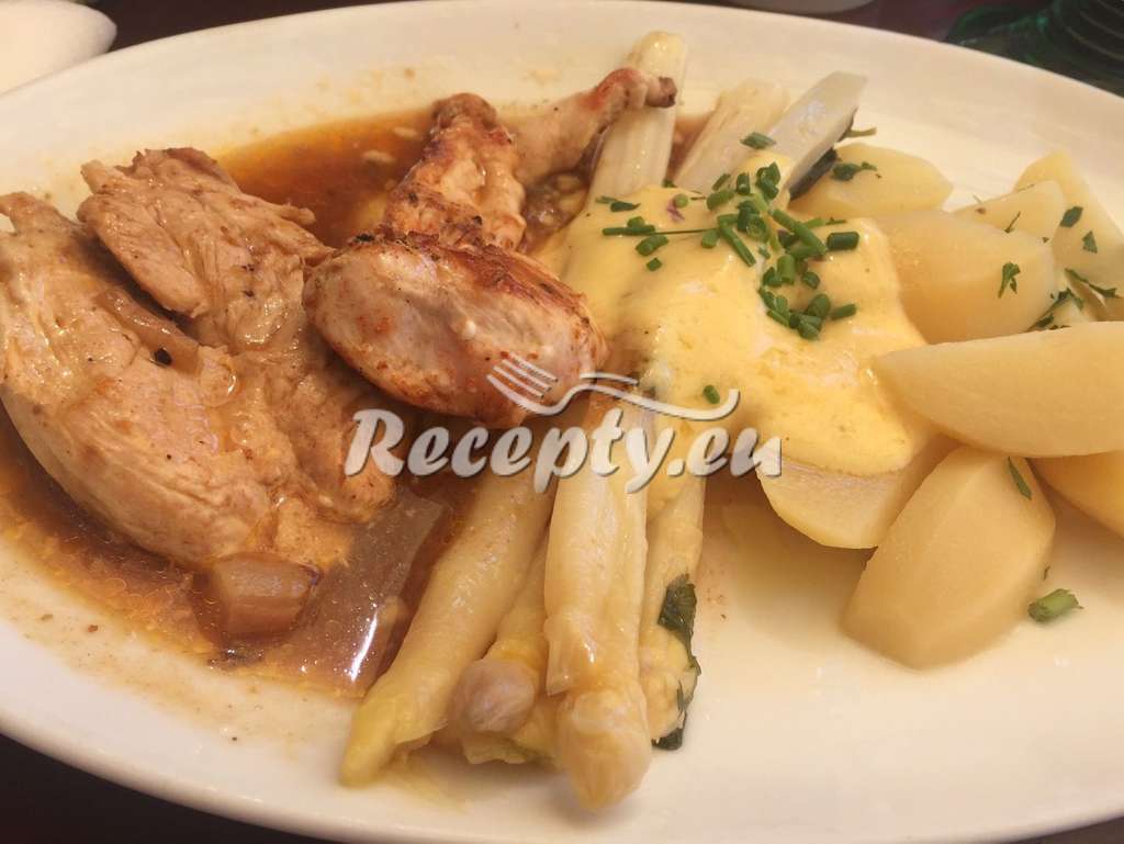 Krůtí plátek s chřestem a holandskou omáčkou Recepty z bílého a zeleného chřestu